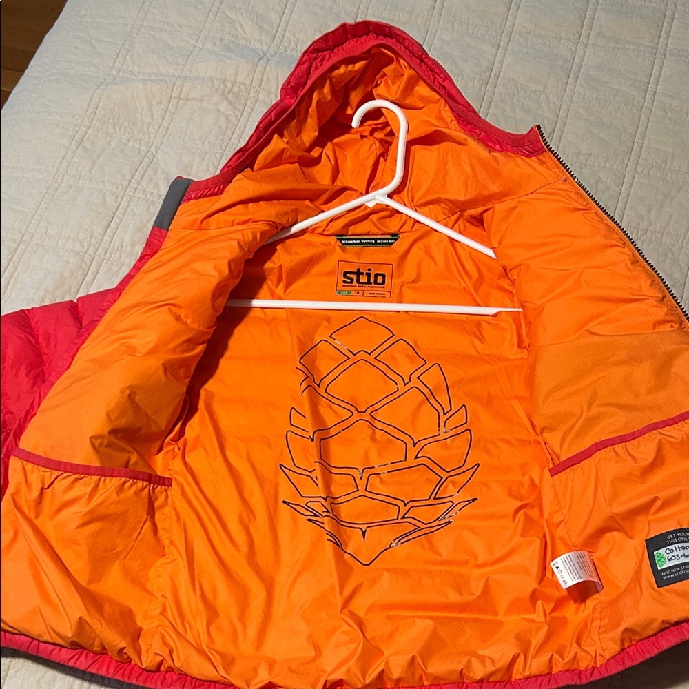 Red Hooded Stio Hometown Down Jacket size 10 - Picture 2 of 4